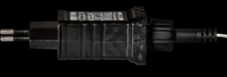 Svart transformator för utomhusbruk som tål fukt.