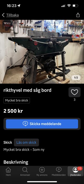 Rikthyvel med såg bord i mycket bra skick, står i verkstad med verktyg på väggarna. Finns till salu för 2500 kr.