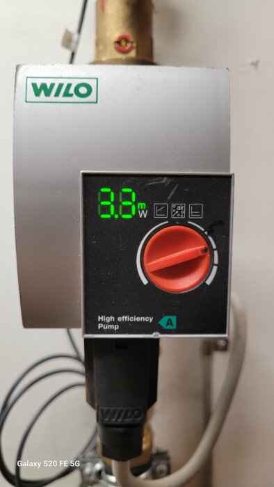 Cirkulationspump av märket Wilo med digital display som visar 8.8 och en röd vridknapp, märkning "High efficiency Pump".