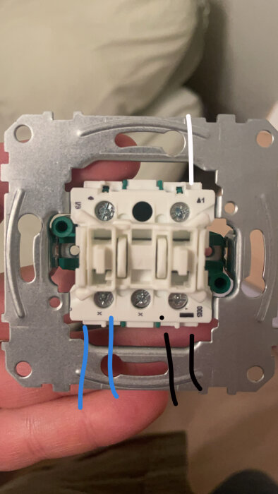 Elektrisk strömbrytare med kablar märkta blå, svart och vit visas för installation och koppling.