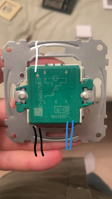 Närbild av kopplingsschema på Schneider Exxakt med kabeldragning markerad för byte från gammal Elko RS.