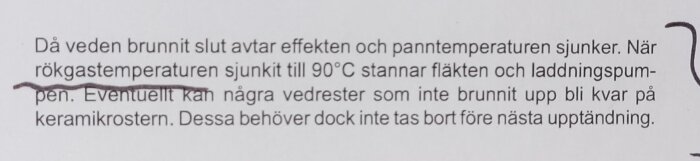 Utdrag ur manual beskriver vedpannans beteende vid tömning av bränsle, och att fläkten ska stanna vid 90°C rökgastemperatur.