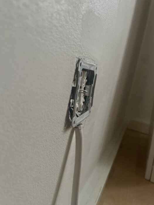 Lös kabel ansluten till vägguttag, potential installationsfråga.