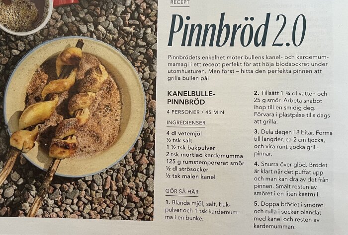 Pinnbröd doppat i kanel och kardemummablandning, serverat på tallrik bredvid en kopp kaffe och ett recept för kanelbulle-pinnbröd.