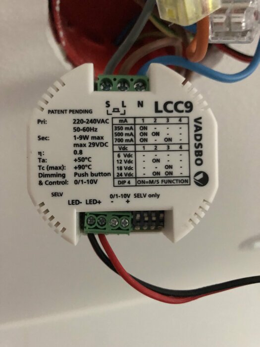 LED-transformator LCC9 med anslutna kablar, specificerad för dimbara LED-spots i byggprojekt, visar elektriska specifikationer och anslutningar.