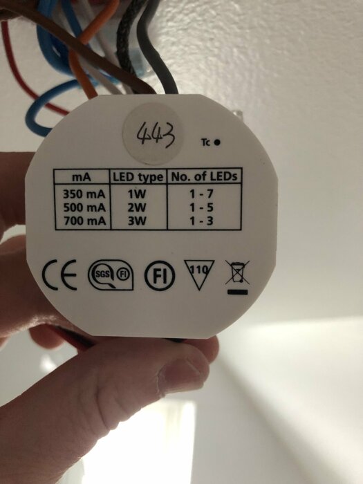 Etikett på LED-transformator med specifikationer: mA, LED-typ och antal LEDs. Används i felsökning av badrumsbelysning. Flera certifieringssymboler synliga.