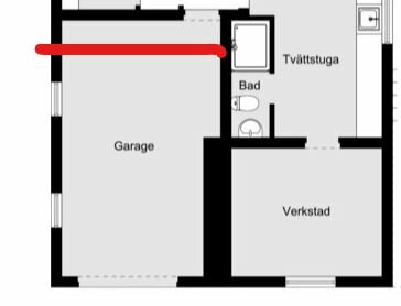 Planritning över hus där ventilation skal dras från badrum genom garage, markerat med röd linje.