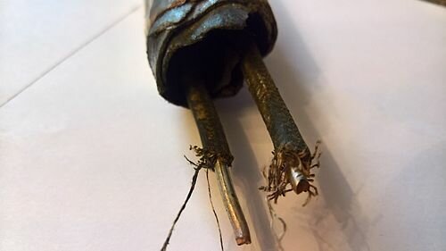 Kabel ett med pappersisolering från 1920-talet, troligen en äldre Kuhlo "EPR"-kabel, med två avslöjande ledarändar och sliten isolering.