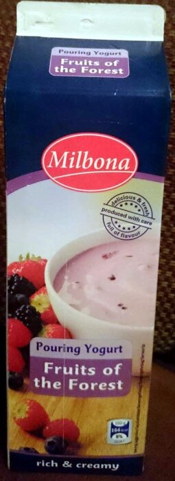 Förpackning av Milbona Fruits of the Forest hällbar yoghurt, med bär på bild, nämnd i diskussion om kvarvarande yoghurt i förpackningen.