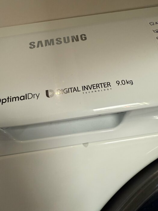 Samsung torktumlare med Digital Inverter-teknologi och OptimalDry, kapacitet 9 kg, ses från sidan med märkestext och tekniska specifikationer.