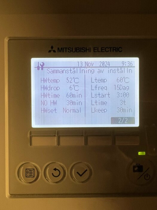 Skärm på Mitsubishi Ecodan värmepump visar tekniska inställningar som HWtemp, Ltemp, och andra parametrar, datumet är 13 nov 2024.