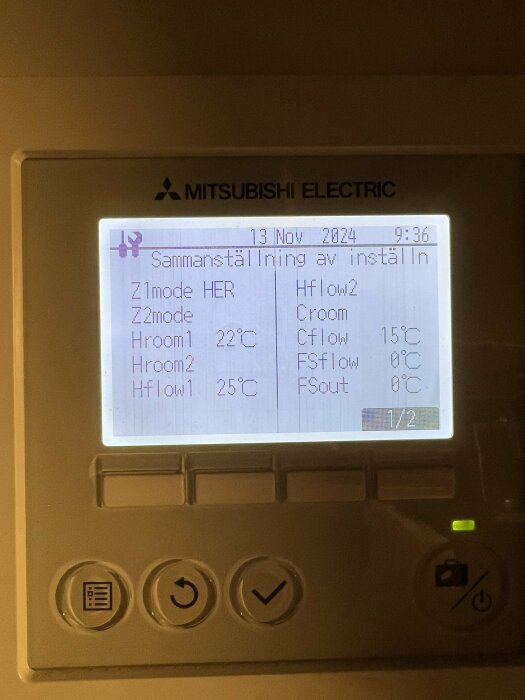 Display med värmepumpsinställningar på en Mitsubishi Ecodan, visar temperaturinställningar och flödesdata den 13 november 2024 kl. 09:36.