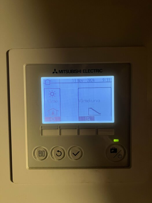 Kontrollpanel för Mitsubishi Ecodan värmepump visas med inställningar för värmeläge och värmekurva.