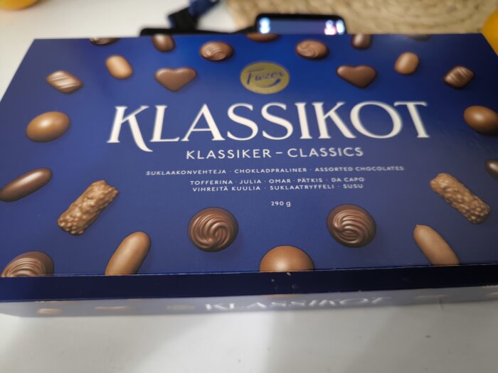 Fazer Klassikot chokladask med olika praliner; finsk variant med 8 smaker, inklusive Omar och päronmarmelad.