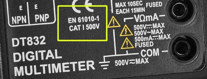 Digital multimeter DT832 med säkerhetsklass EN 61010-1 och CAT II 500V markeringar.