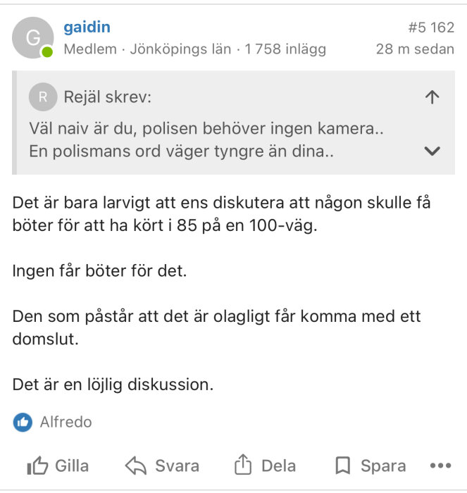 Skärmdump av ett forumdiskussionsinlägg om trafikböter och poliskontroller vid körning på en 100-väg.