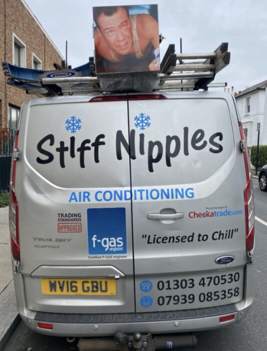 Bakdelen av en skåpbil med texten "Stiff Nipples Air Conditioning" och en bild av en person ovanpå.