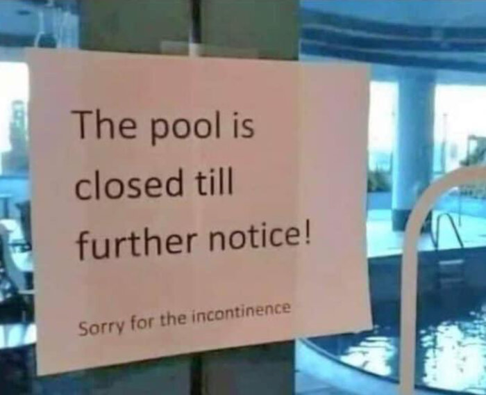 Skylt vid pool säger: "The pool is closed till further notice! Sorry for the incontinence." Bakom syns en pool.