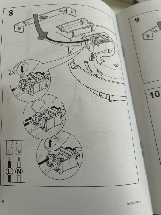 Instruktionsmanual för installation av lampa i DCL-uttag, visar anslutning av strömkablar med fokus på jord och två anslutningspunkter.