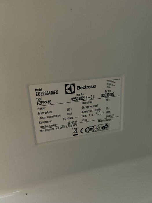 Etikett inuti en Electrolux-frys från 2018, visar modellnummer EUE2664MFX och specifikationer såsom volym och effekt.