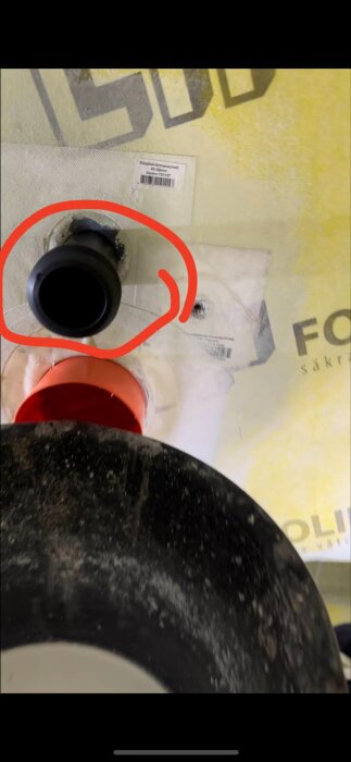 Vattenläcka vid vägghängd Grohe-toalett, cirkel markerar potentiellt problemområde.