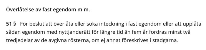 Text om regler i samfällighetslagen för överlåtelse av fast egendom, specifikt 51 § med krav på två tredjedelars majoritet vid beslut.