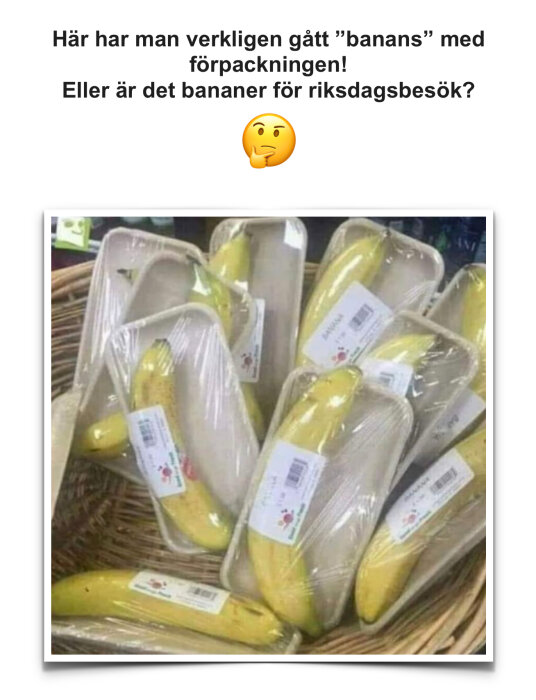 Bananer inplastade i individuella förpackningar med etikett i en korg.