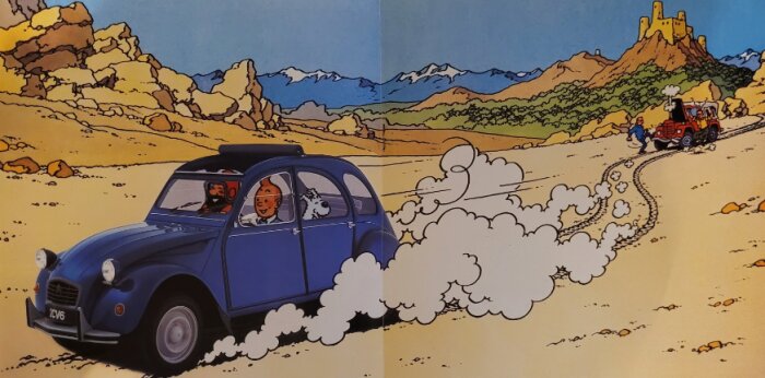 Tintin och kapten Haddock kör en blå Citroen 2CV genom en bergig landskapsscen med dammoln bakom bilen.