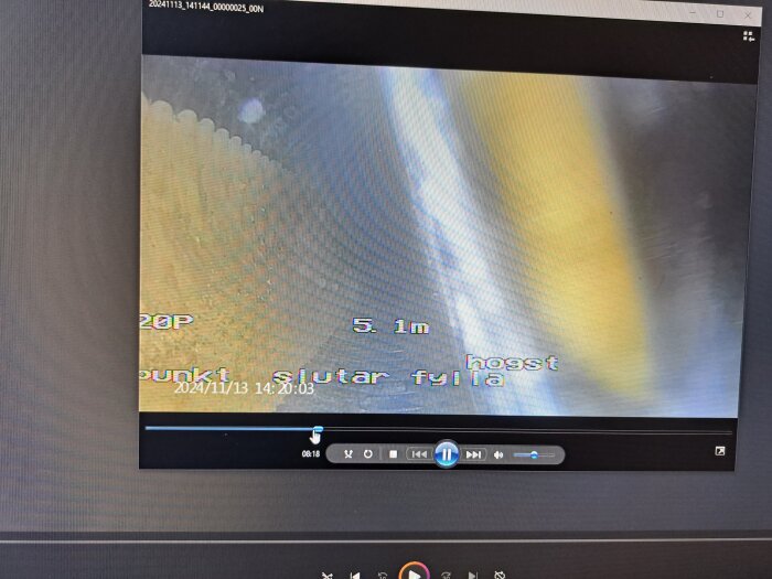 Inspektionskamera visar dräneringsrör med text "5.1m" och datum, i en kameravy på en skärm.