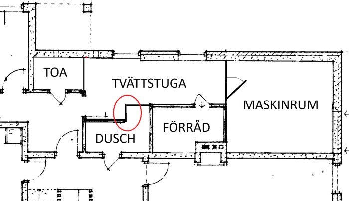 Planlösning av hus med markerat område i duschens nischvägg, bredvid tvättstuga, förråd och maskinrum.