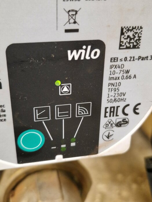 Närbild av en Wilo-pump med indikatorlampor och symboler för funktion och inställningar.