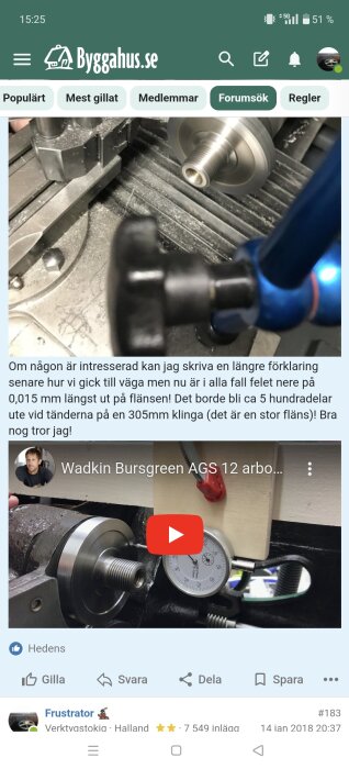 Närbild på maskindel som mäts för precision, med en mätklocka i metallverkstad.