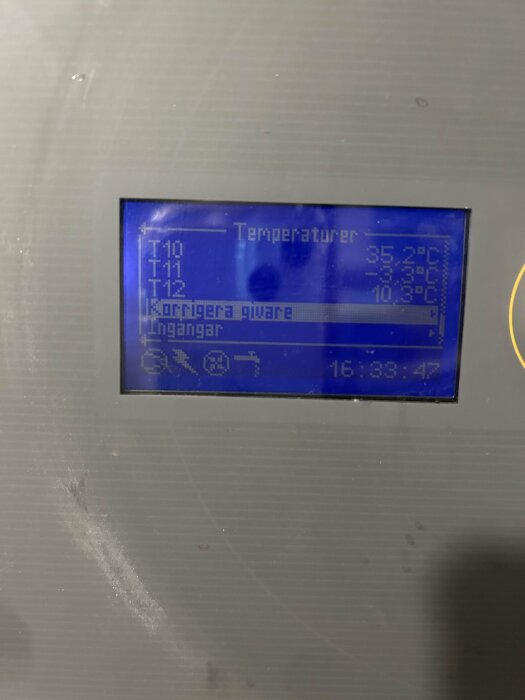 Bilden visar en display med temperaturavläsningar: T10 35,2°C, T11 -3,3°C och T12 10,3°C. Texten "Korrigera givare" syns också.