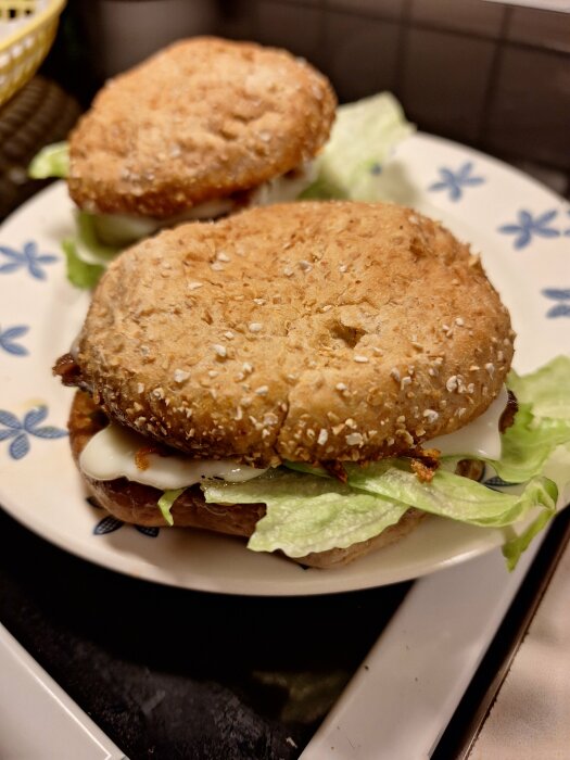 Tallrik med två hamburgare med sallad och dressing.