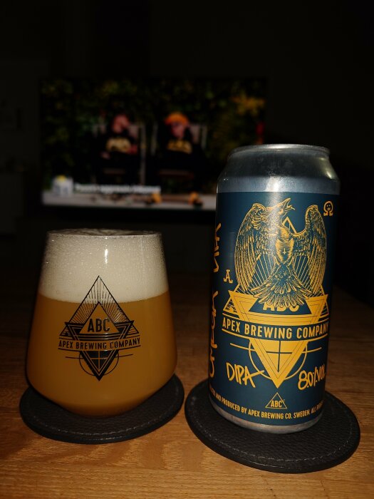 En ölburk och ett glas med Apex Brewing Company DIPA Omega.