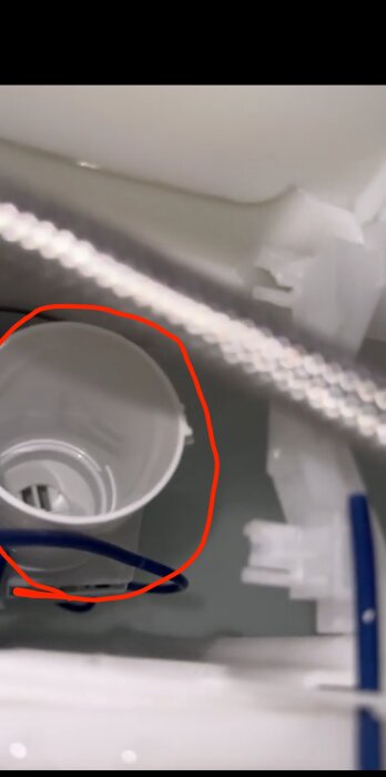 Flottörhus markerat med röd cirkel; möjlig läcka.