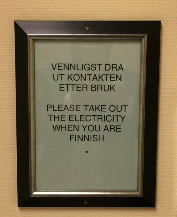 Skylt med text på norska och engelska: "Vennligst dra ut kontakten etter bruk" samt "Please take out the electricity when you are Finnish".