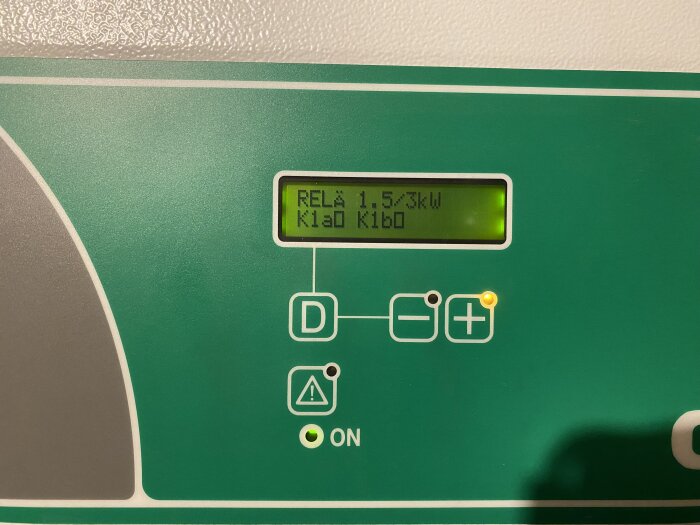 Kontrollpanel på CTC Ecoheat med display som visar "RELÄ 1.5/3kW K1a0 K1b0" och knappar för justering.