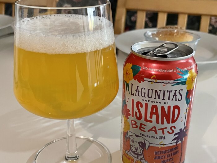 Ölglas och ölburk av märket Lagunitas Island Beats IPA på ett bord.