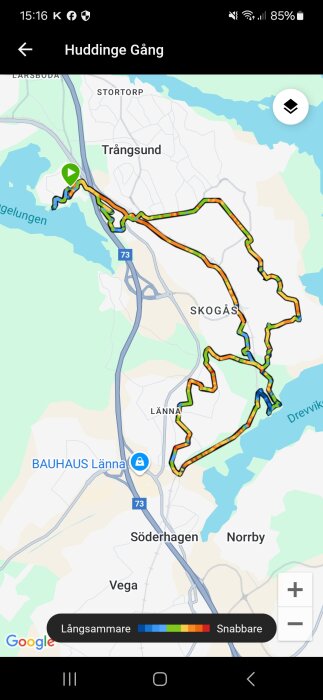 Karta över en gångrutt i Huddinge, som visar vägar genom områden som Trångsund och Skogås, markerad med färger för hastighet.