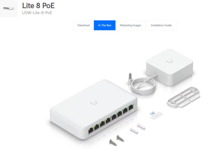 Unifi Lite 8 PoE-switch med tillbehör inklusive nätadapter, kabel och monteringsfästen på vit bakgrund.