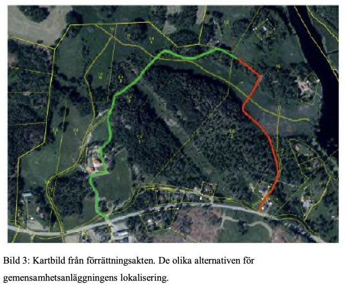 Flygbild med markeringar av två vägsträckor; grön som är illa underhållen och röd som inrättas som gemensamhetsanläggning över betesmark.