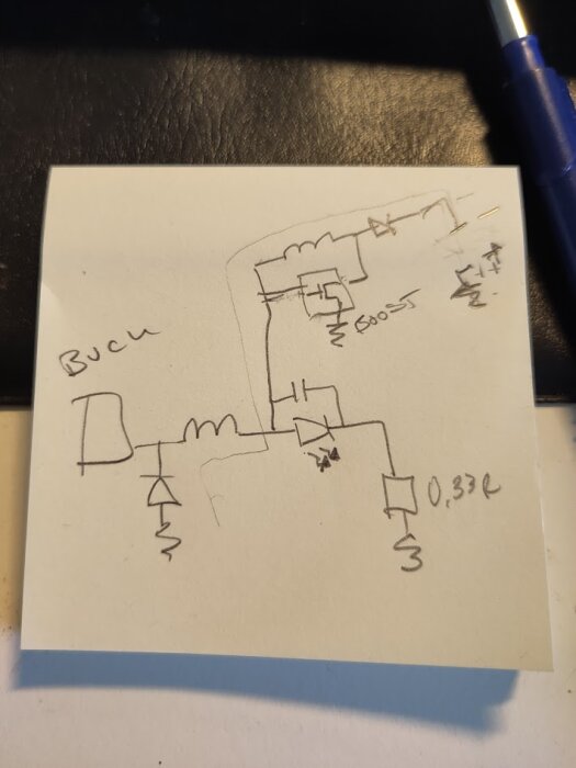 Handritat schema över en LED-driver och step-up krets för en cykellampa på en post-it-lapp, med komponenter som dioder och motstånd.