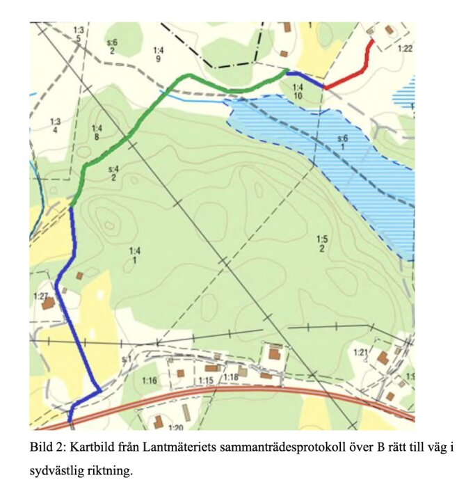 Kartbild som visar servitutsrätt för fastighet B, med vägar markerade i rött, grönt och blått enligt Lantmäteriets protokoll.