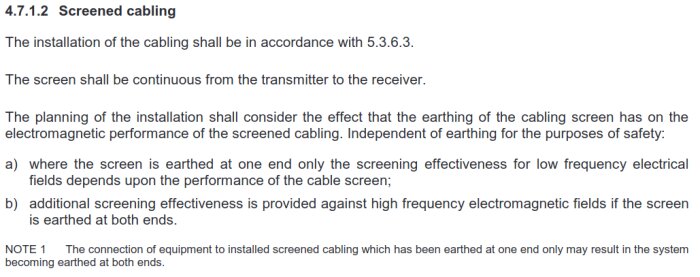 Text om installationskrav för skärmad kabel; betonar vikten av anslutning och jordning i båda ändarna enligt EN 50174-2 för optimalt skydd.