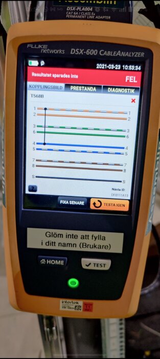 Kabelanalysator Fluke DSX-600 som visar en diagnosrapport med indikatorn "FEL" och en kopplingsbild med korsade ledningar, vilket indikerar ett problem.