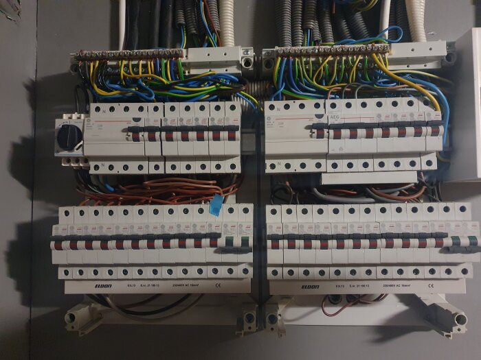 Elcentral med komplex kabeldragning, nolla och jord blandade på jordskenan; inkommande fyrledare med tre faser och en PEN-ledare.