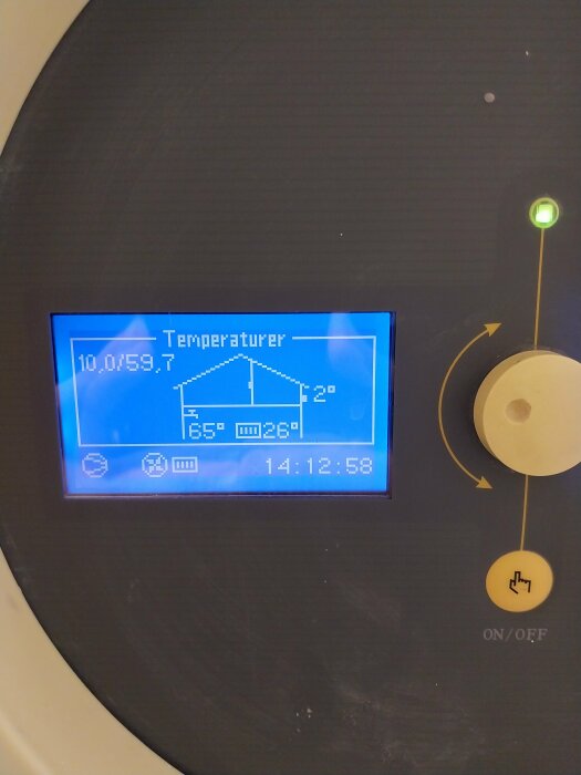 Skärm med temperaturinställningar och kontrollpanel, visas med tid och temperaturvärden.