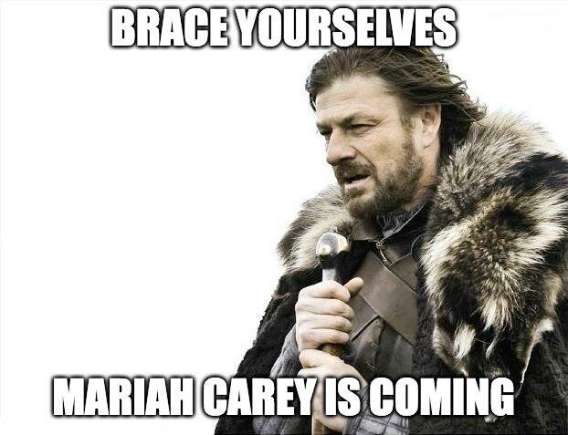 En man i pälsrock håller ett svärd med texten "Brace yourselves, Mariah Carey is coming"; humoristisk referens till julens tidiga start.