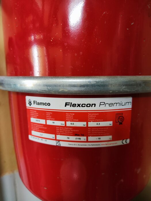 Röd expansionstank märkt Flamco Flexcon Premium, med information om kapacitet och tryck.